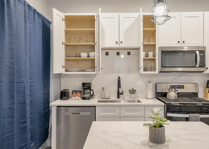 Comfortably Well-furnished 1br Unit In West Loop - Grand Rep *